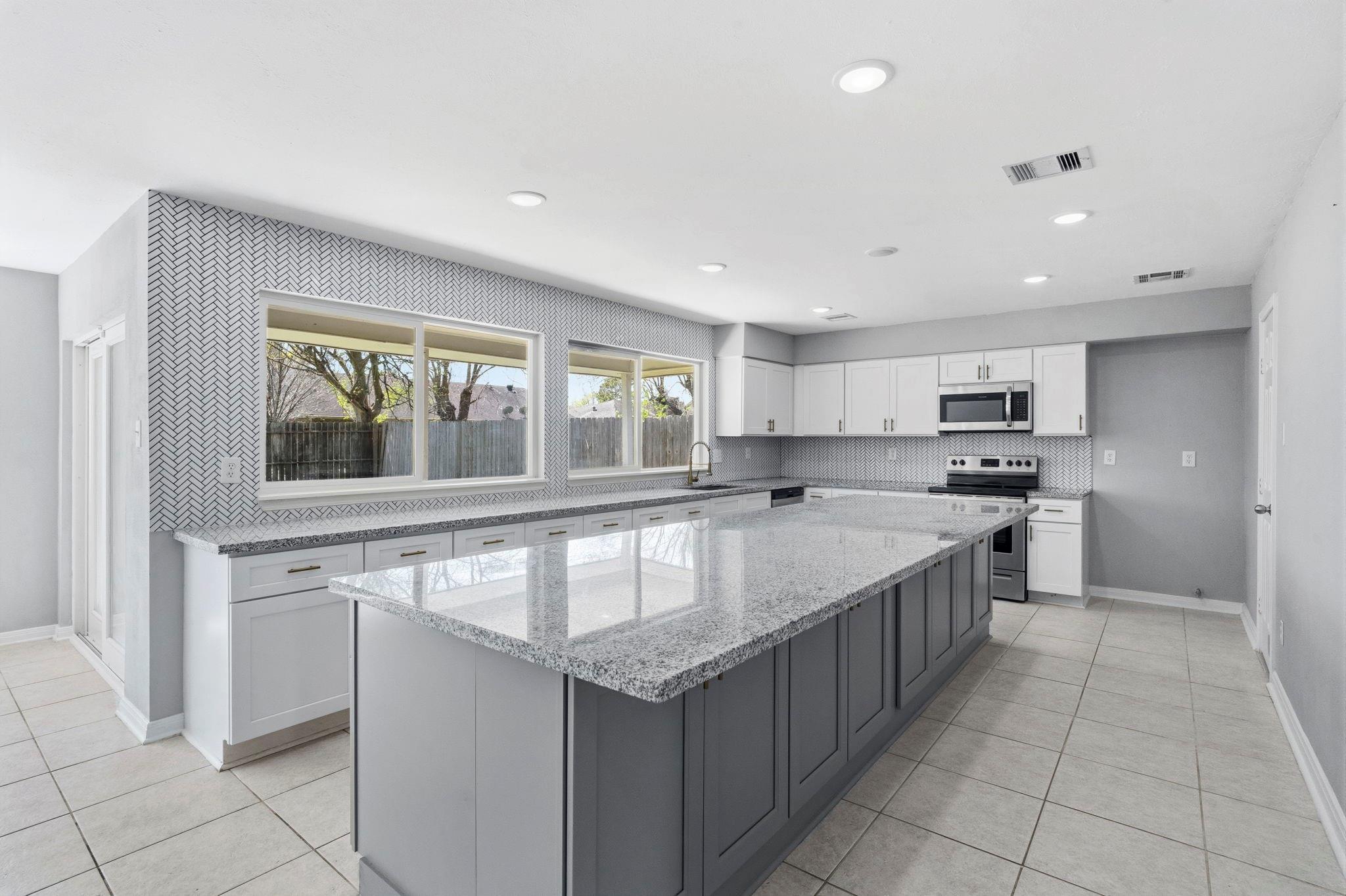12811 Club Lane