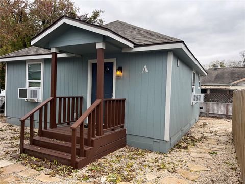 Photo of 535 Plymouth St #A, Houston, TX 77022 (MLS # 96330169)