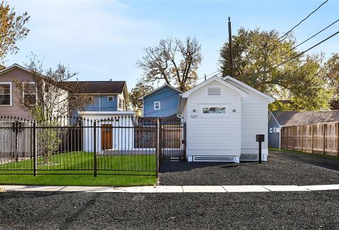Photo of 520 W 15th Street, Houston, TX 77008 (MLS # 54921250)