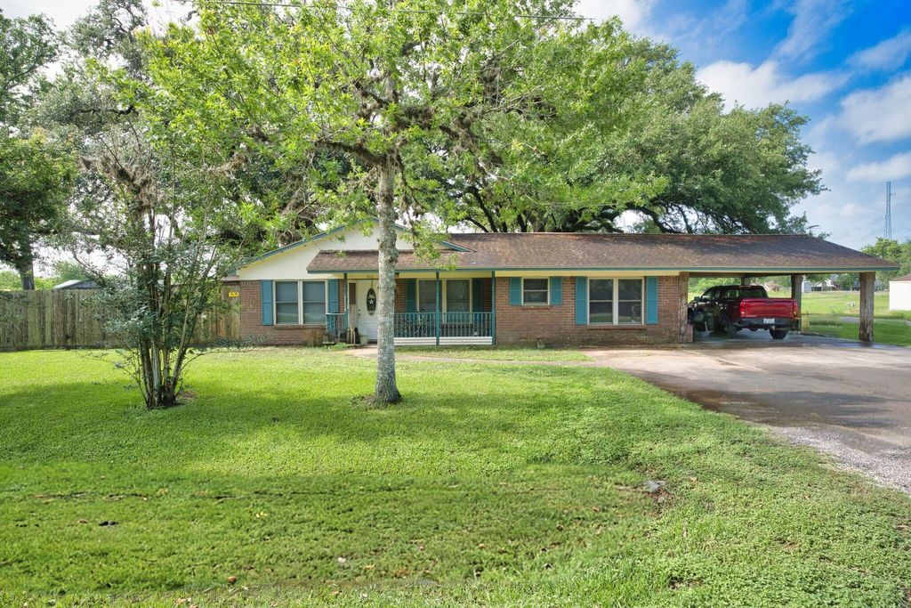 Photo of 402 E Smith Street, Brazoria, TX 77422 (MLS # 62408422)