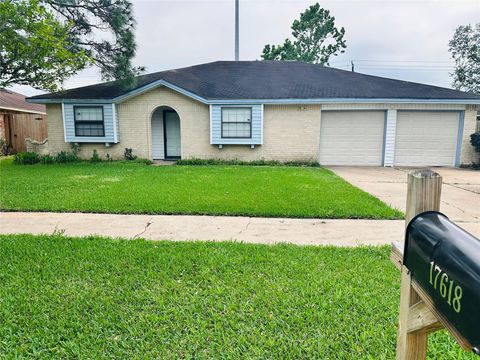 Photo of 17618 Heritage Bay Drive, Webster, TX 77598 (MLS # 13139424)