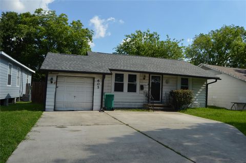 Photo of 605 Maple Avenue, Pasadena, TX 77506 (MLS # 49470289)