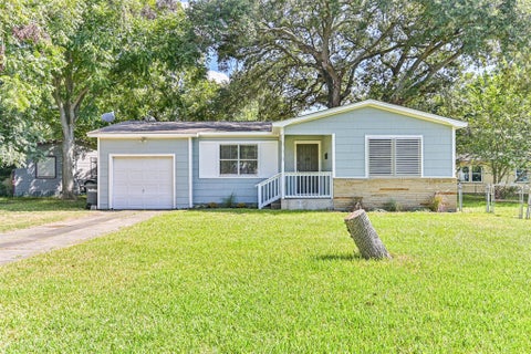 Photo of 6731 W Bayou Drive, Hitchcock, TX 77563 (MLS # 49386158)