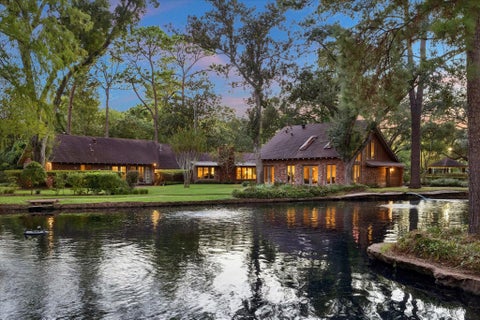 Photo of 24 W Rivercrest Drive, Houston, TX 77042 (MLS # 28539307)