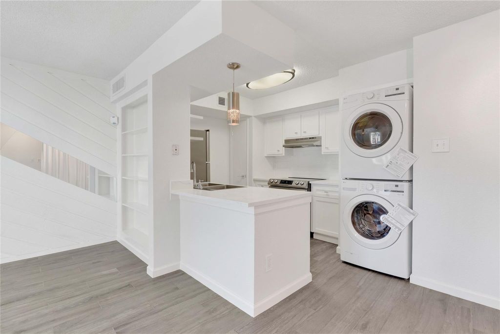 Photo of 2800 Jeanetta Street #2104, Houston, TX 77063 (MLS # 80193331)