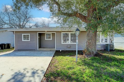 Photo of 125 W Pecan Lane, Clute, TX 77531 (MLS # 79307350)