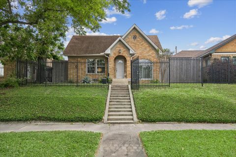 Photo of 2108 White Oak Drive, Houston, TX 77009 (MLS # 950998)