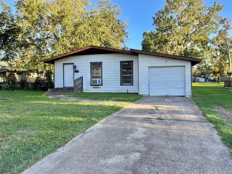 Photo of 326 Circle Way Street, Lake Jackson, TX 77566 (MLS # 24004473)