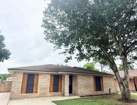 Homes For Sale - 1310 Valley Drive<br/> Angleton, TX 77515