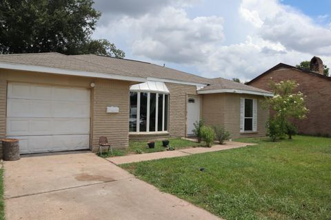 Photo of 8611 Amblewood Drive, Houston, TX 77099 (MLS # 44840056)