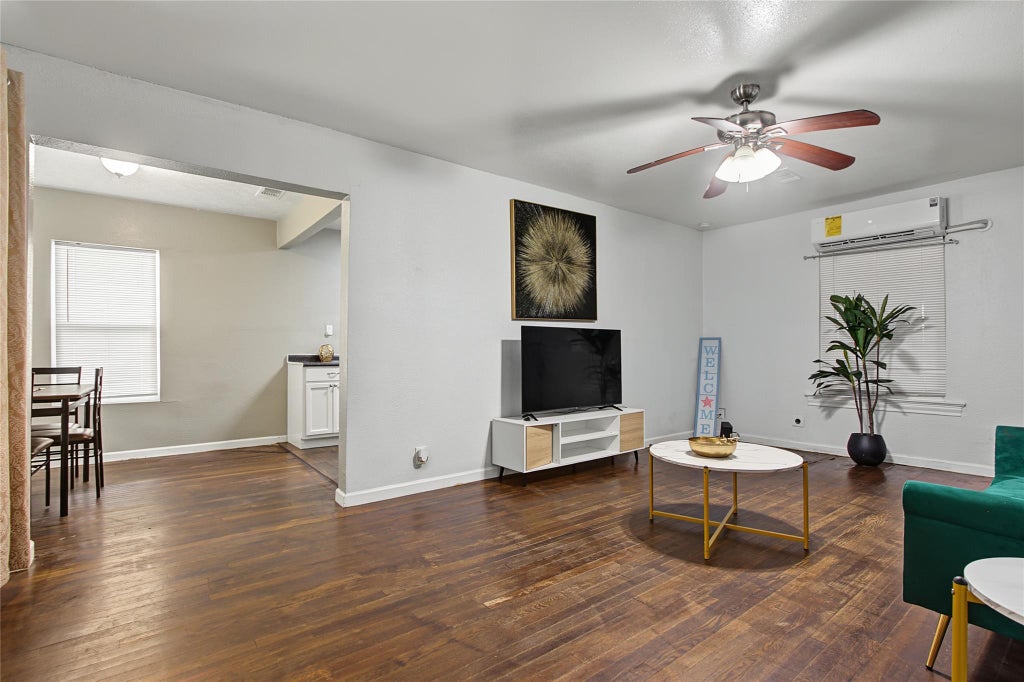 Photo of 601 S Main Street, Pasadena, TX 77506 (MLS # 62325231)