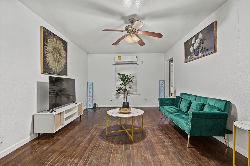 Photo of 601 S Main Street, Pasadena, TX 77506 (MLS # 62325231)