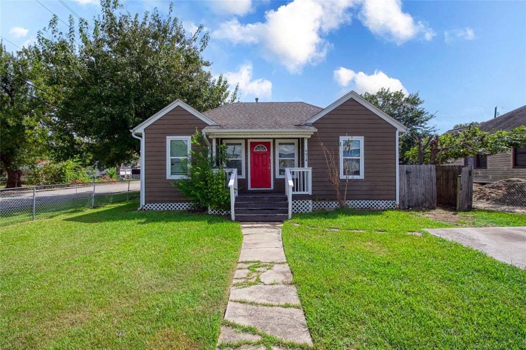 Photo of 601 S Main Street, Pasadena, TX 77506 (MLS # 62325231)
