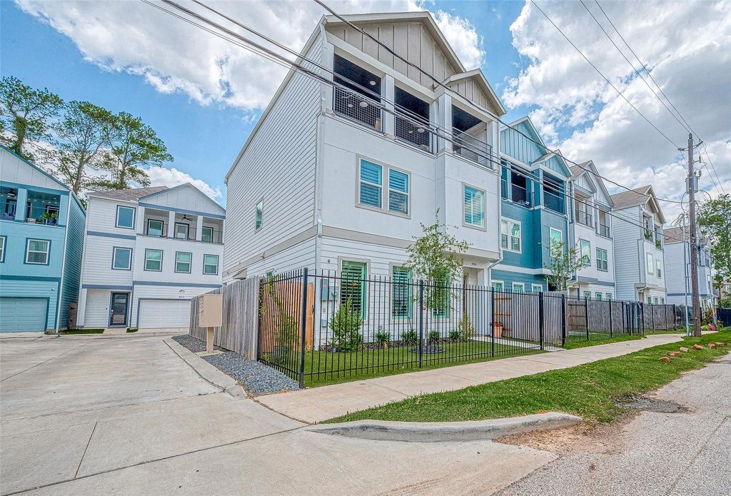 Photo of 909 W 35th Street #A, Houston, TX 77018 (MLS # 10939986)