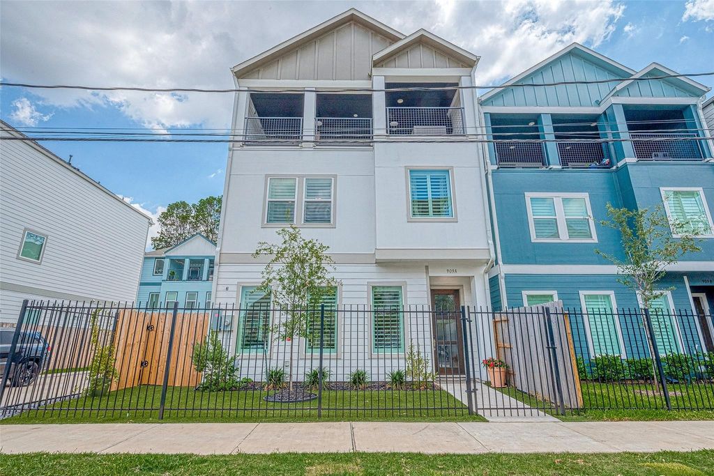 Photo of 909 W 35th Street #A, Houston, TX 77018 (MLS # 10939986)