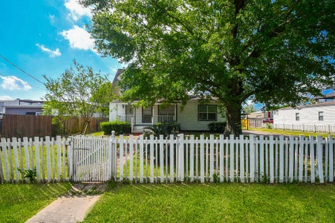 Photo of 2636 Lone Oak Road, Houston, TX 77093 (MLS # 6153428)