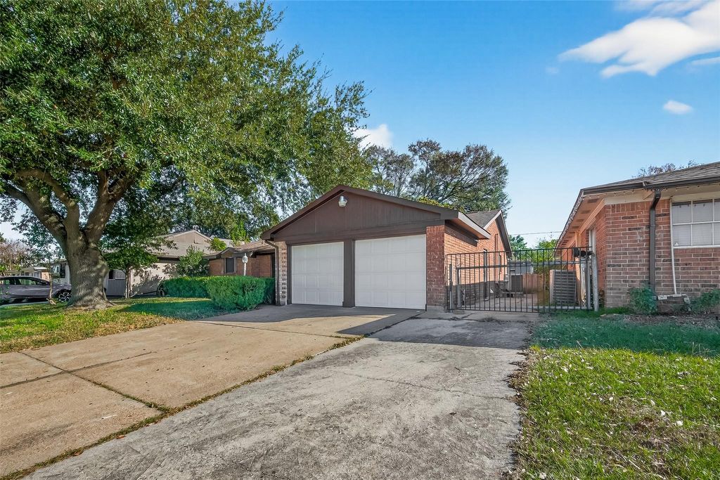Photo of 1211 Helms Road, Houston, TX 77088 (MLS # 35826190)