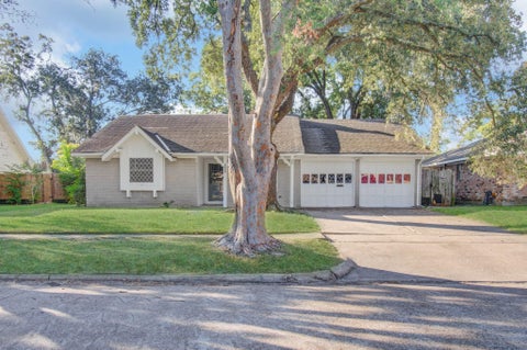 Photo of 8407 Sharpview Drive, Houston, TX 77036 (MLS # 27921807)