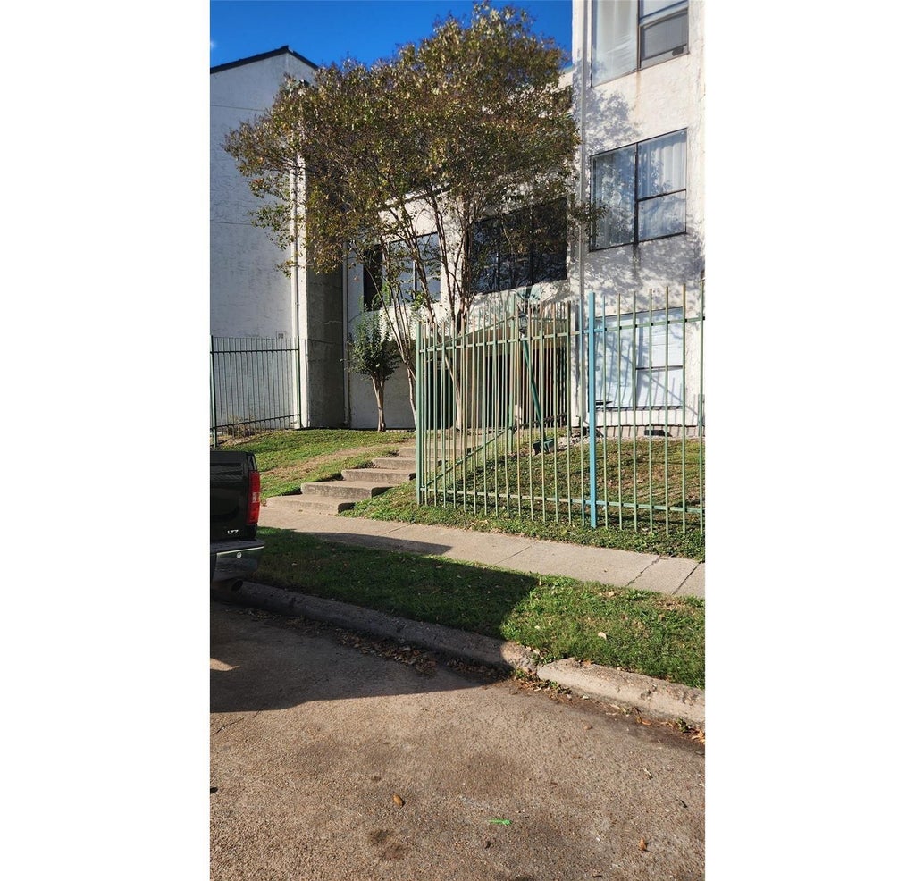 Photo of 2818 S Bartell Drive #7, Houston, TX 77054 (MLS # 14521905)