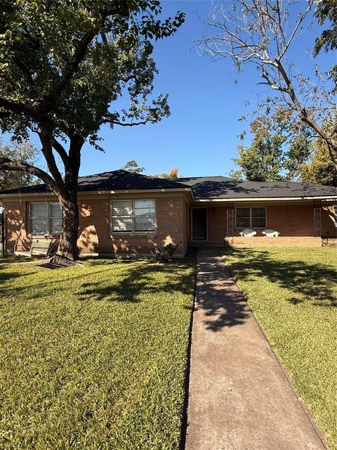 Photo of 5720 Parwill Street #2, Houston, TX 77081 (MLS # 84719761)