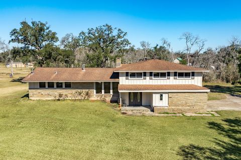 Photo of 504 W Highway 332 W, Lake Jackson, TX 77566 (MLS # 90569815)