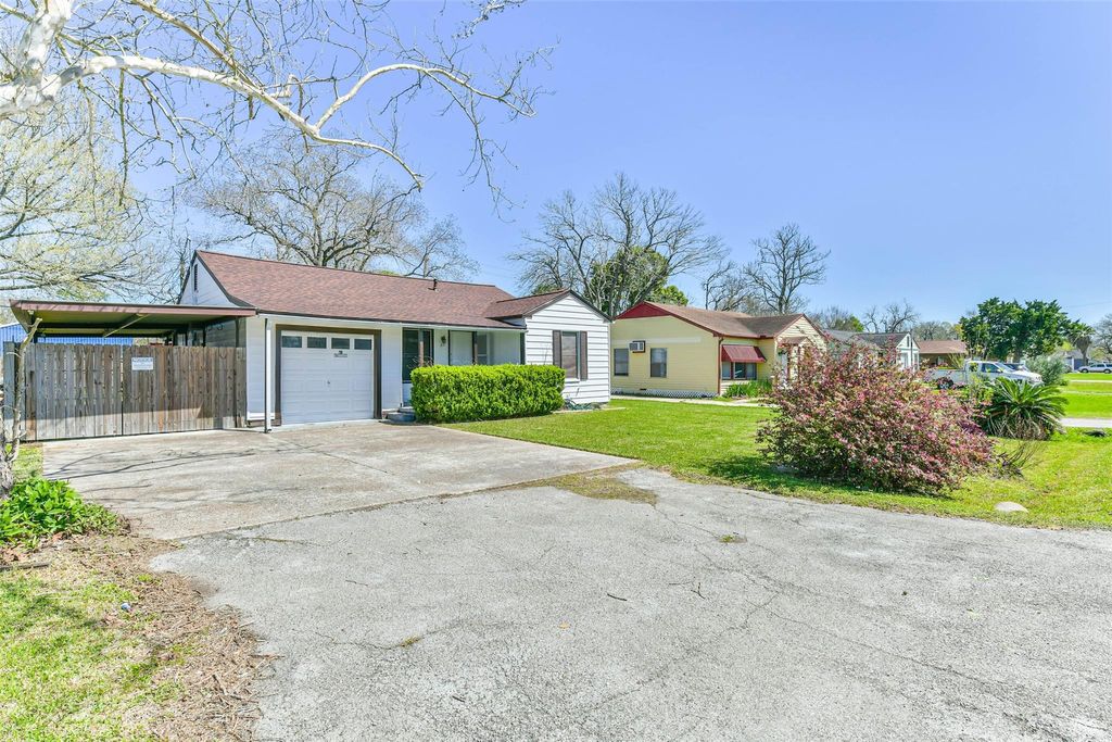 Photo of 311 S Kansas Street, La Porte, TX 77571 (MLS # 82653397)