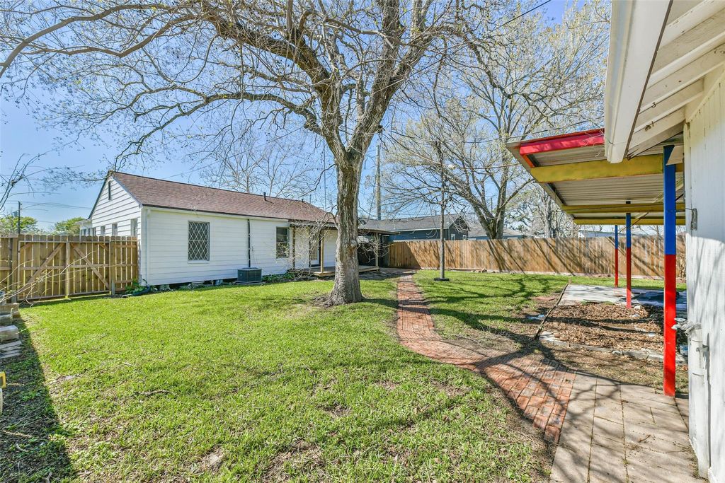 Photo of 311 S Kansas Street, La Porte, TX 77571 (MLS # 82653397)