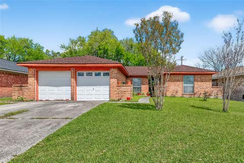 Homes For Sale - 302 Windward Drive<br/> Galveston County, League City, TX 77573
