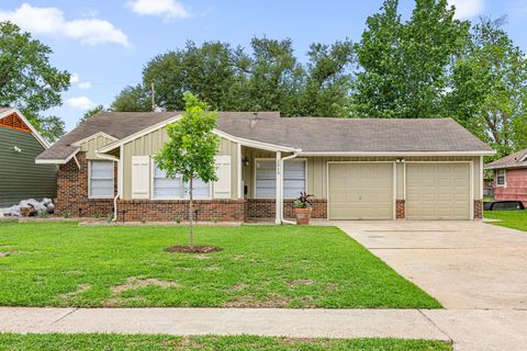 Photo of 2019 Woodvine Drive, Houston, TX 77055 (MLS # 71698552)