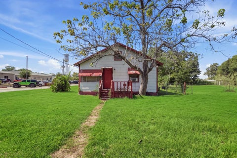 Homes For Sale - 401 N William Barnett Ave Ave<br/> Cleveland, TX 77327