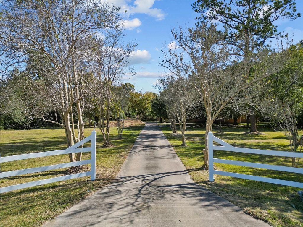 Photo of 2529 Fm 646 Road N, Santa Fe, TX 77510 (MLS # 36000672)