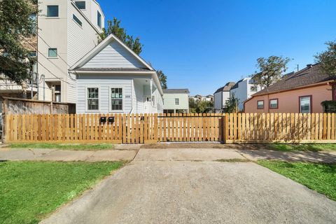 Photo of 1414 Shearn Street #B, Houston, TX 77007 (MLS # 19716735)