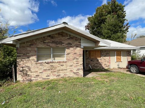 Photo of 835 W Gulfway Drive, Port Arthur, TX 77640 (MLS # 17554668)