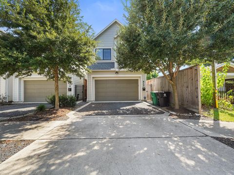 Homes For Sale - 812 E 24th Street<br/> Houston, TX 77009