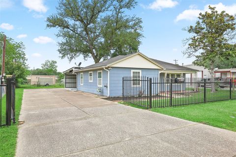Photo of 108 N 7th Street, Highlands, TX 77562 (MLS # 8026113)