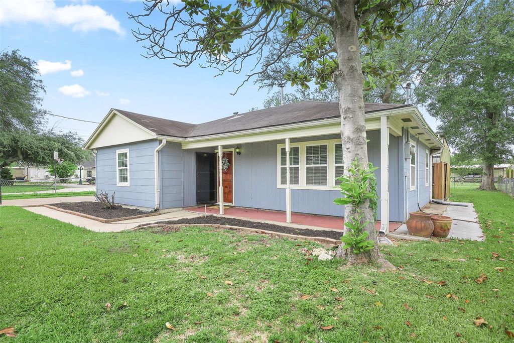 Photo of 108 N 7th Street, Highlands, TX 77562 (MLS # 8026113)