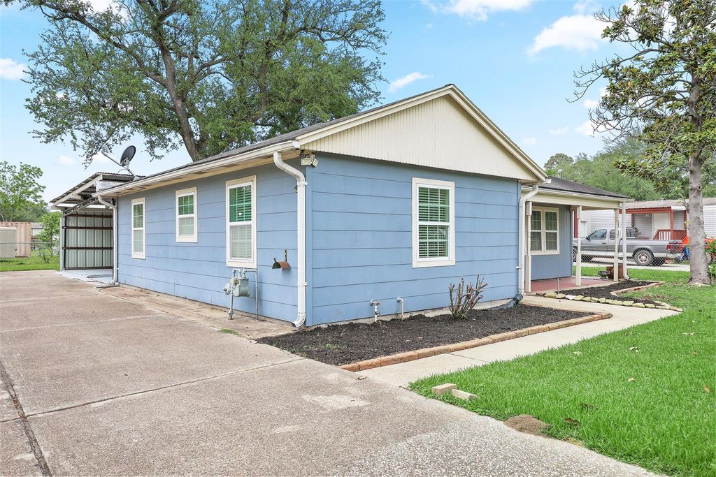 Photo of 108 N 7th Street, Highlands, TX 77562 (MLS # 8026113)
