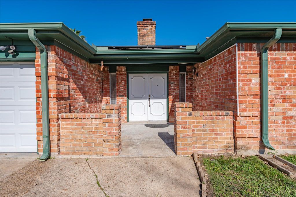 Photo of 13727 Oleoke Lane, Houston, TX 77015 (MLS # 34439382)