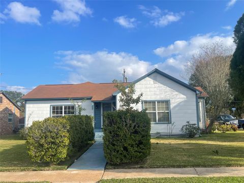 Homes For Sale - 1212 Layton Drive<br/> Harris County, Baytown, TX 77520