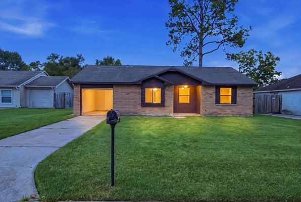 802 E STADIUM CT, FRIENDSWOOD, TX 77546 - Image b65fd2129eeb87588fa46ddcceb33b71/3364488378