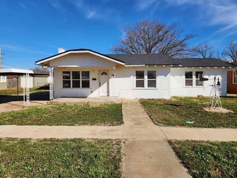 Homes For Sale - 910 S 11th Street<br/> Lubbock County, Slaton, TX 79364
