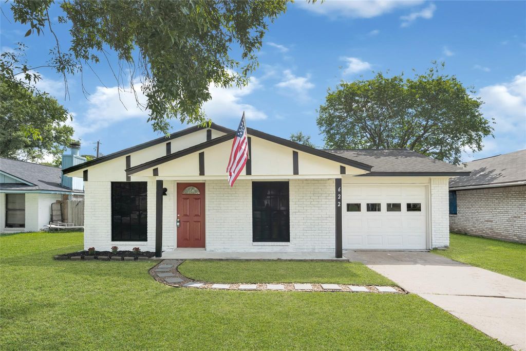 Photo of 622 N 13th Street, La Porte, TX 77571 (MLS # 82502965)
