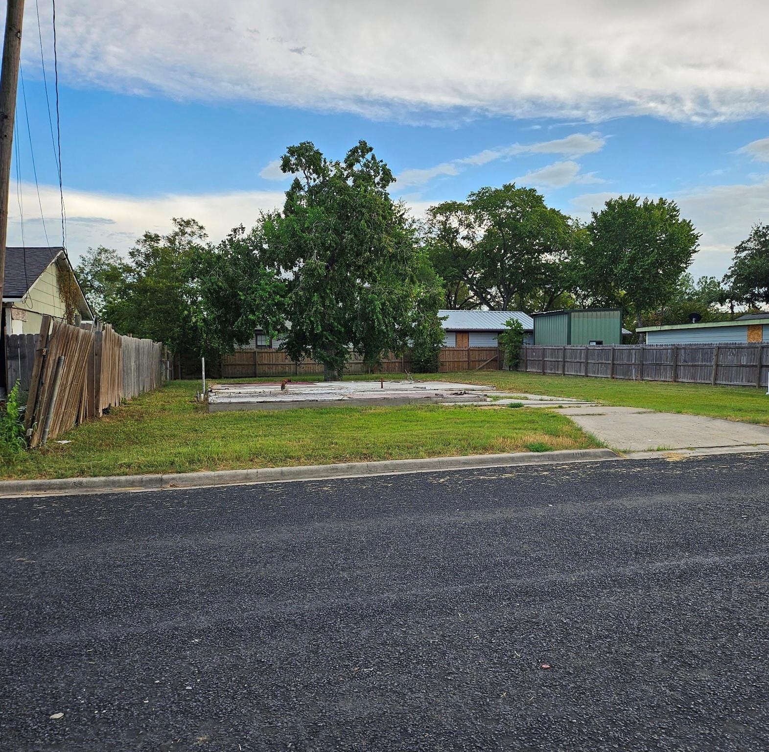 Photo 1 of 6 — 1003 E Virginia Ave, Victoria, TX 77901
