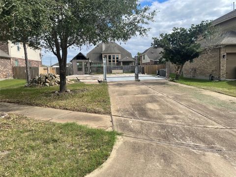 Photo of 9415 Emerald Lakes Drive, Rosharon, TX 77583 (MLS # 26952137)