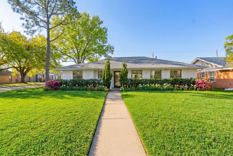 Photo of 6201 Locke Lane, Houston, TX 77057 (MLS # 90860149)