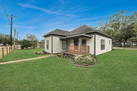 Photo of 125 N Shirley St St, Alvin, TX 77511 (MLS # 93206246)