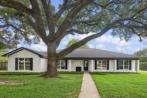 Photo of 5243 Caversham Drive, Houston, TX 77096 (MLS # 62801601)