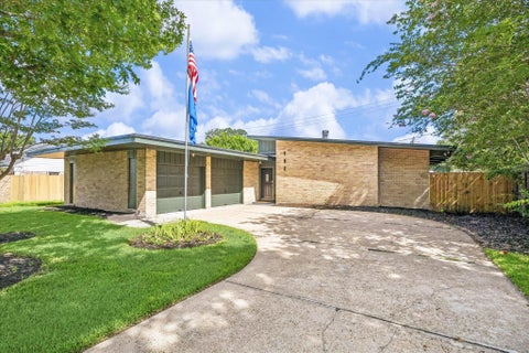 Photo of 403 Shirleen Drive, Seabrook, TX 77586 (MLS # 37412713)