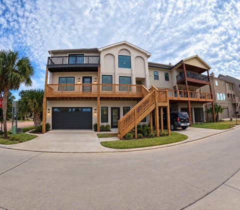 Photo of 15 Harbour Drive, Nassau Bay, TX 77058 (MLS # 92270272)