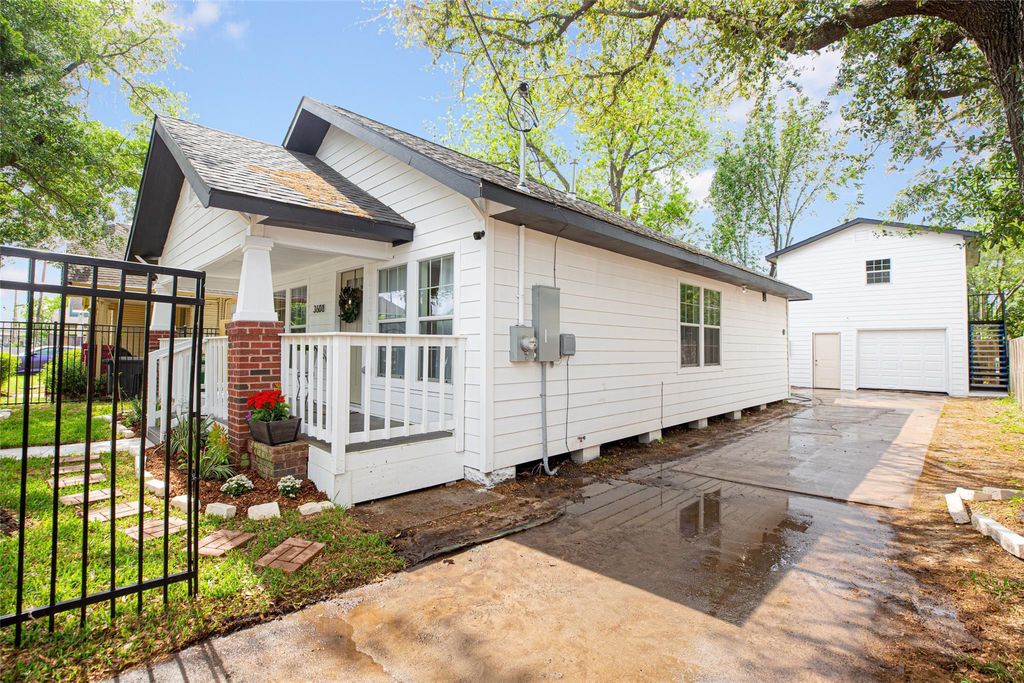 Photo of 3608 Mcilhenny Street, Houston, TX 77004 (MLS # 18476934)